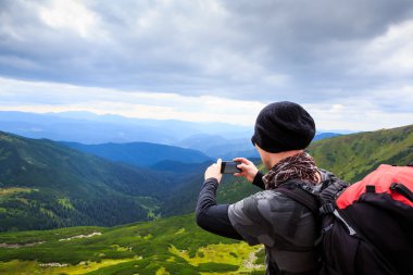 Ypung adam seyahat telefon fotoğraf çekme