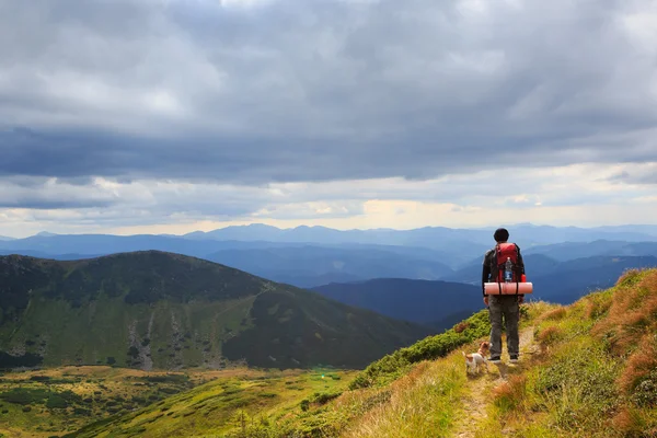 Man back hiking mountains — Stock Photo, Image