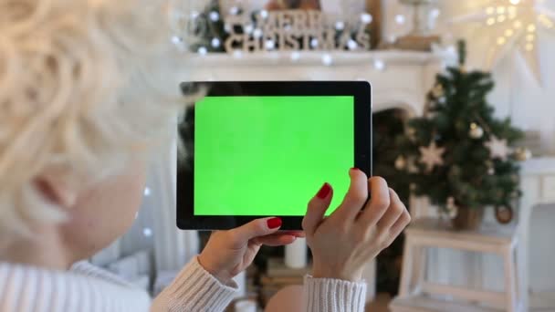 Una mujer sosteniendo ipad pantalla verde — Vídeos de Stock