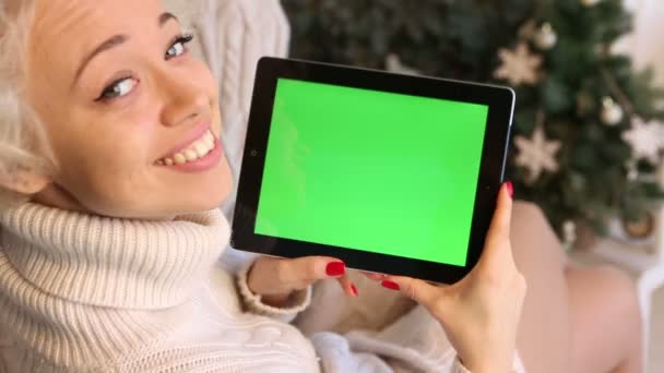 Mujer rubia sonriente usando tableta — Vídeos de Stock