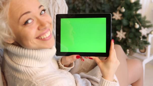 Vita leende kvinna med grön skärm tablett — Stockvideo