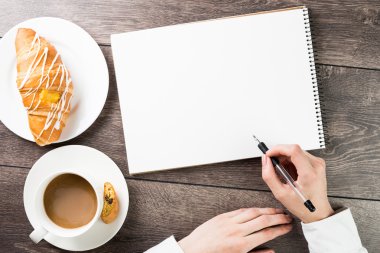 Not defterleri, fincan kahve ve kruvasan ile tablo