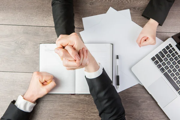 Geschäftsleute und Geschäftsfrauen drücken die Hände — Stockfoto