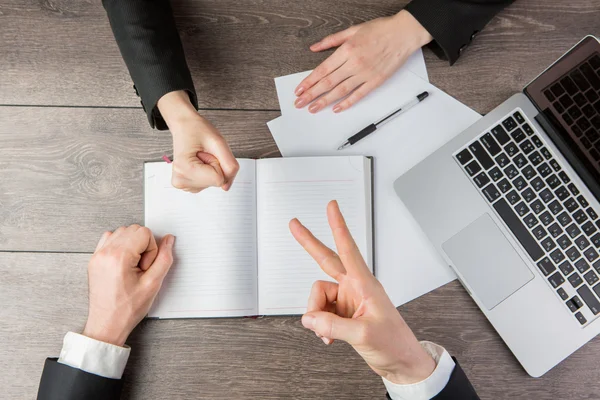 Hombres y mujeres de negocios manos de prensa — Foto de Stock