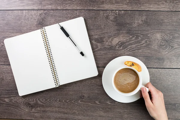 Schriftsteller und Künstler Hand Kaffeepause. — Stockfoto