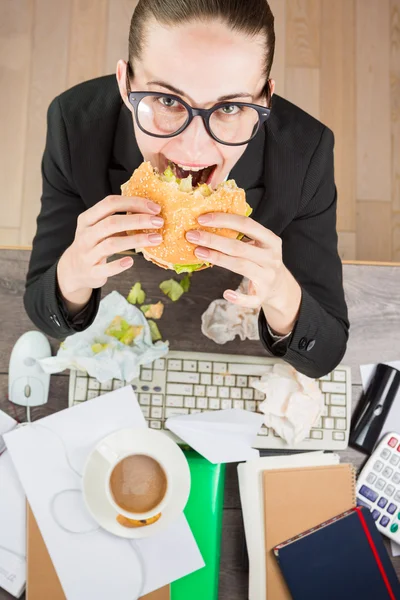 Pracownik biurowy śmieciowego jedzenia lunchu — Zdjęcie stockowe