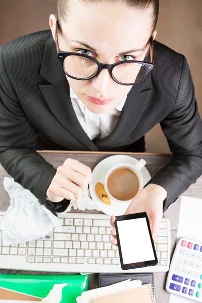 Mobiele telefoongebruiker Office koffiepauze — Stockfoto