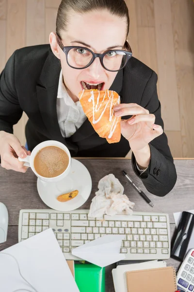 Manger à l'ordinateur au bureau — Photo