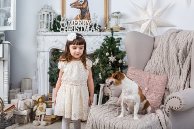 Küçük kız ve onun en iyi arkadaşı köpek birbirinize bakın.