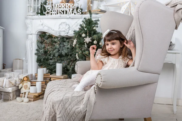 Bambina in un elegante interno di Natale festivo . — Foto Stock