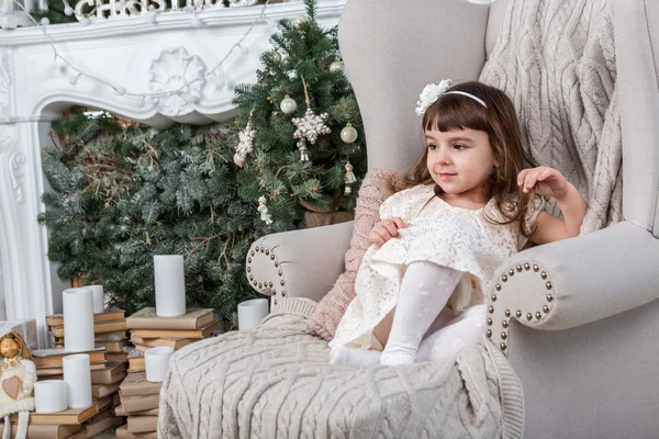 Bambina in un elegante interno di Natale festivo . — Foto Stock