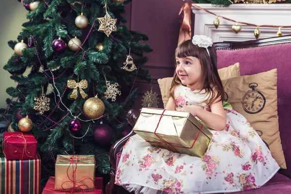 Receive gifts beautiful little girl. — Stock Photo, Image