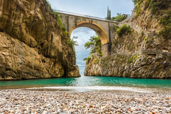 Zadziwiająco piękny plaża pod mostem — Zdjęcie stockowe