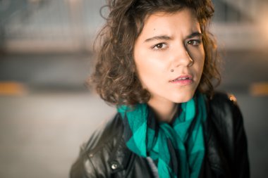 Kız kameraya bakarak frowns