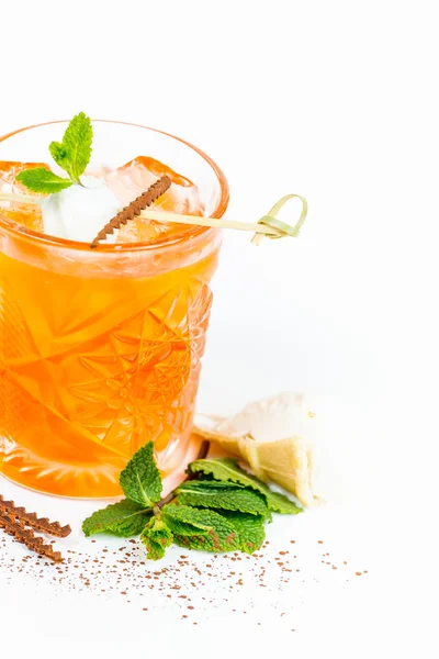 Bebida de cóctel con helado de canela y menta . —  Fotos de Stock