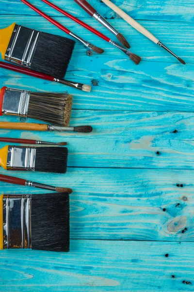 Escova em uma mesa de madeira azul — Fotografia de Stock