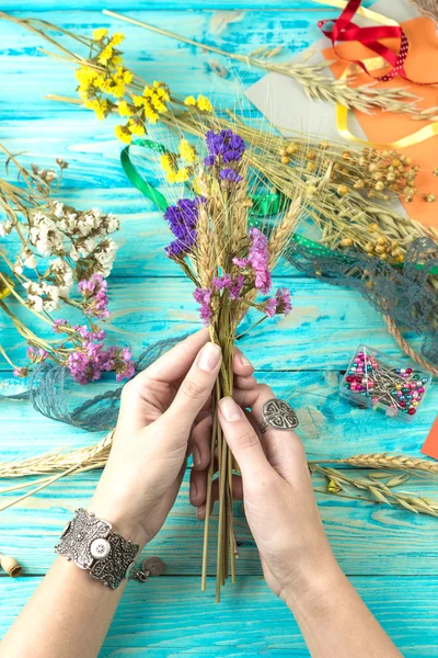 Getrocknete Blumen und Weizenähren — Stockfoto