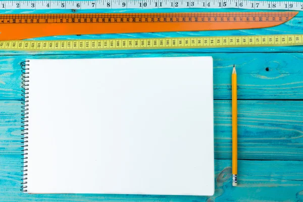 Líneas y una hoja blanca de papel para notas — Foto de Stock