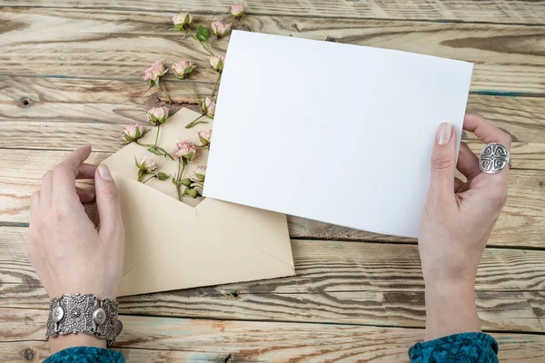 Manos de mujer sosteniendo la letra leyendo . —  Fotos de Stock