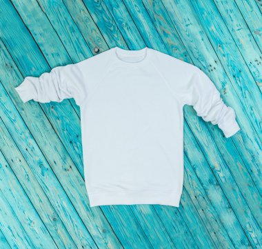 Beyaz mavi arka plan üzerinde hoody.