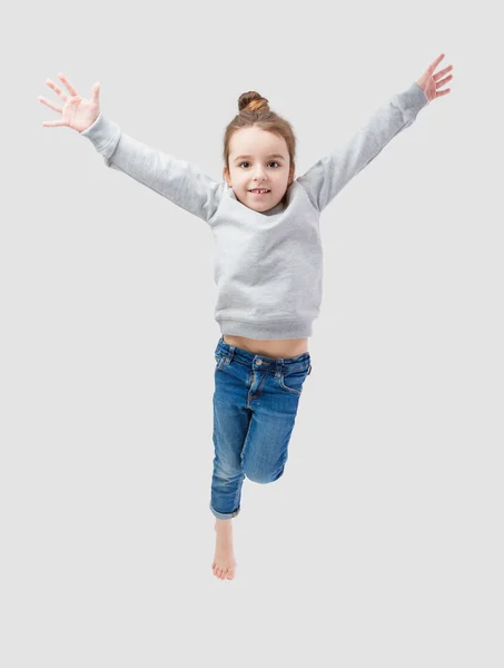 Saltando menina desportiva — Fotografia de Stock