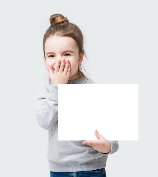 Bedårande banner flicka talar inte — Stockfoto