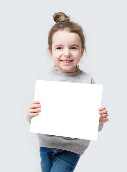 Mädchen mit Haarstrahl hält ein weißes Papier in der Hand, — Stockfoto