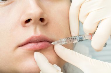 Güzellik Kliniği hastaya enjekte hyaluronik asit