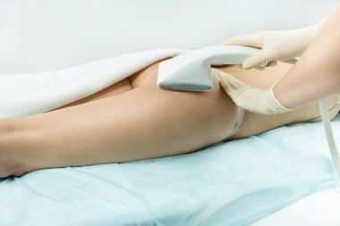 Vakum silindir masajdan sonra kadın hasta