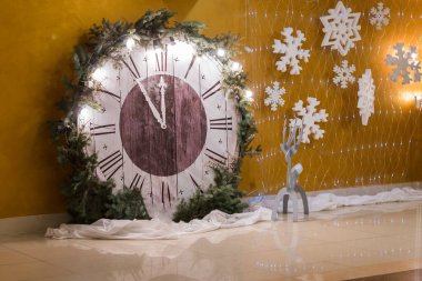 Yeni yılınız kutlu olsun. Kar ve Hafif Saatle Kış Kutlaması