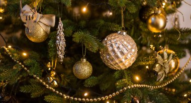 Noel ağacında altın oyuncaklar