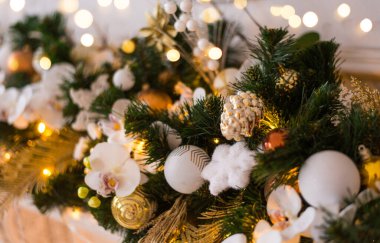 Altın süslemeli ve ışıklandırmalı Noel arkaplanı.