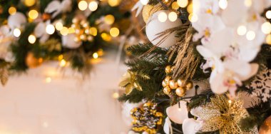 Altın ve beyaz Noel arkaplanı, tebrik kartı, süslü bir Noel ağacı ve metin için yeri olan manzara