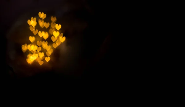 抽象的な光 ハート形の黄金のボケパターン 聖バレンタインデーまたは休日のコンセプト 背景画像 — ストック写真