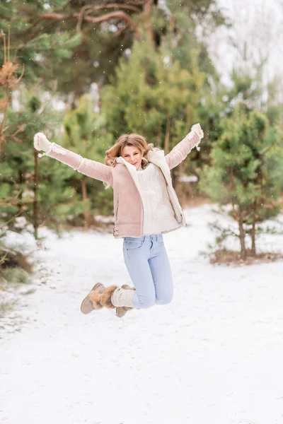 Joven Feliz Mujer Aire Libre Invierno Disfrutando Nieve —  Fotos de Stock