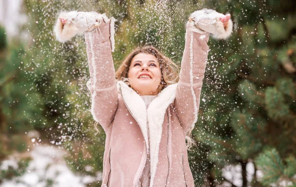Feliz Joven Mujer Juega Con Una Nieve Aire Libre Día —  Fotos de Stock