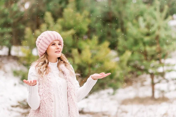 Hermosa Mujer Joven Chaqueta Rosa Sombrero Disfrutando Naturaleza Bosque Invierno —  Fotos de Stock