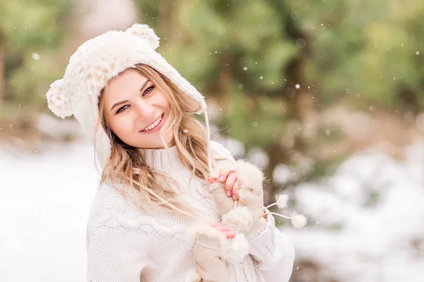 Retrato Una Hermosa Mujer Suéter Blanco Sombrero Bosque Invierno Chica —  Fotos de Stock