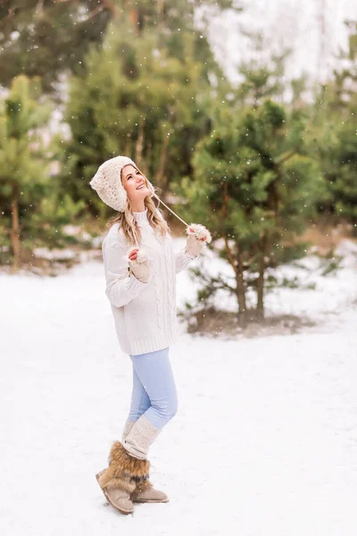 Alegre Joven Ropa Ligera Camina Bosque Cubierto Nieve Invierno —  Fotos de Stock