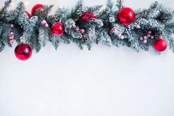 Çam ağacında kırmızı süs eşyalarıyla Noel arkaplanı. Kopyalama alanı olan pankart