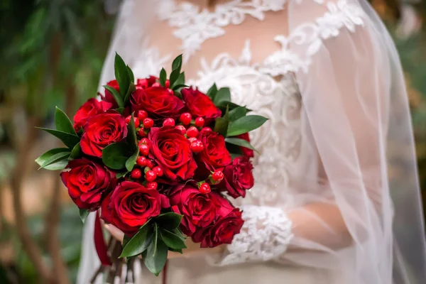 Esküvői Csokor Piros Virágokkal Menyasszony Kezében Csokor Vörös Bogyókkal Rózsákkal — Stock Fotó