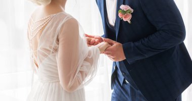 Düğün teması, el ele tutuşmalar, yeni evliler.