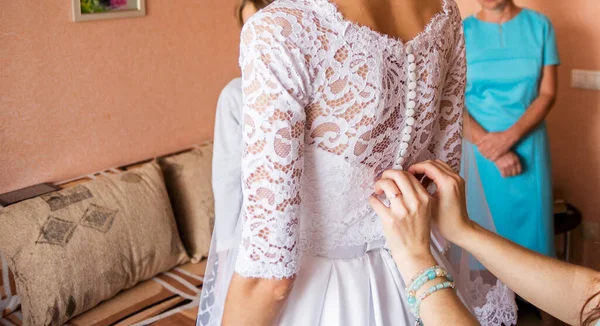 Vestido Novia Vestido Blanco Novia Que Ayuda Abotonar Las Novias —  Fotos de Stock