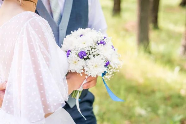 Sposa Sposo Tenendo Bel Bouquet Sposa Fiori — Foto Stock