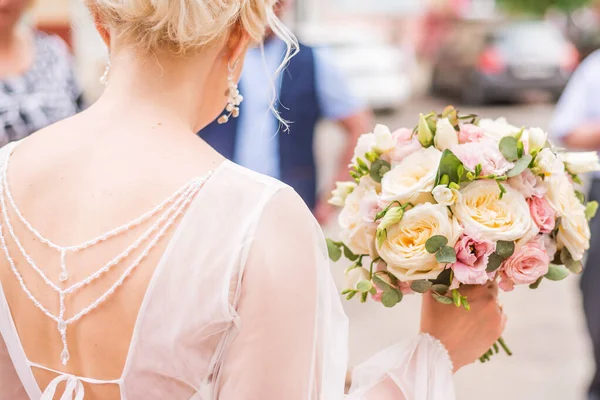 花嫁の手にクリームとピンクのバラとウェディング花束 — ストック写真