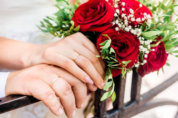 Mani Sposa Sposo Con Anelli Sul Bouquet Sposa Concetto Matrimonio — Foto Stock