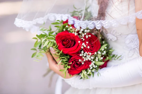 Brautstrauß Mit Roten Blumen Den Händen Der Braut — Stockfoto