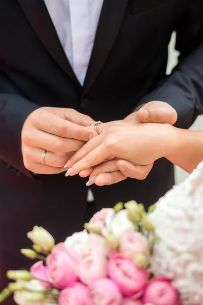 Obrączki Ręce Panny Młodej Pana Młodego Młoda Para Ceremonii Małżeństwo — Zdjęcie stockowe