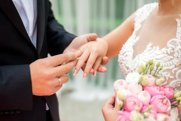 Bride Putting Wedding Ring Groom Finger — Stock Photo, Image