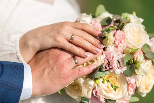 Mains Jeunes Mariés Avec Des Anneaux Bouquet Mariage Sur Fond — Photo